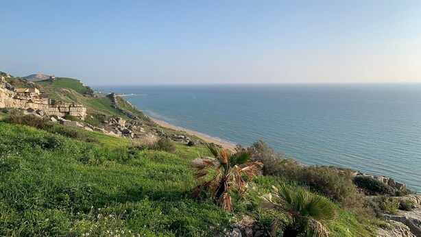 A coastal landscape with a cliffside and a beach. - Villa Alfonso with sea view (Siculiana)