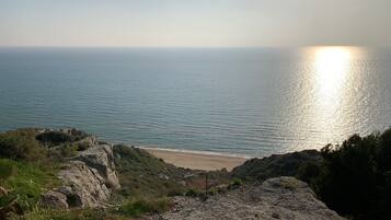 Una playa cerca, sillas reclinables de playa