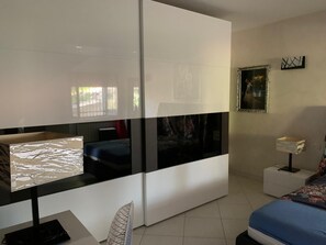 4 chambres, coffres-forts dans les chambres, bureau