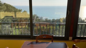 A room with a large window overlooking a balcony with a view of the sea. - Villa Alfonso with sea view (Siculiana)