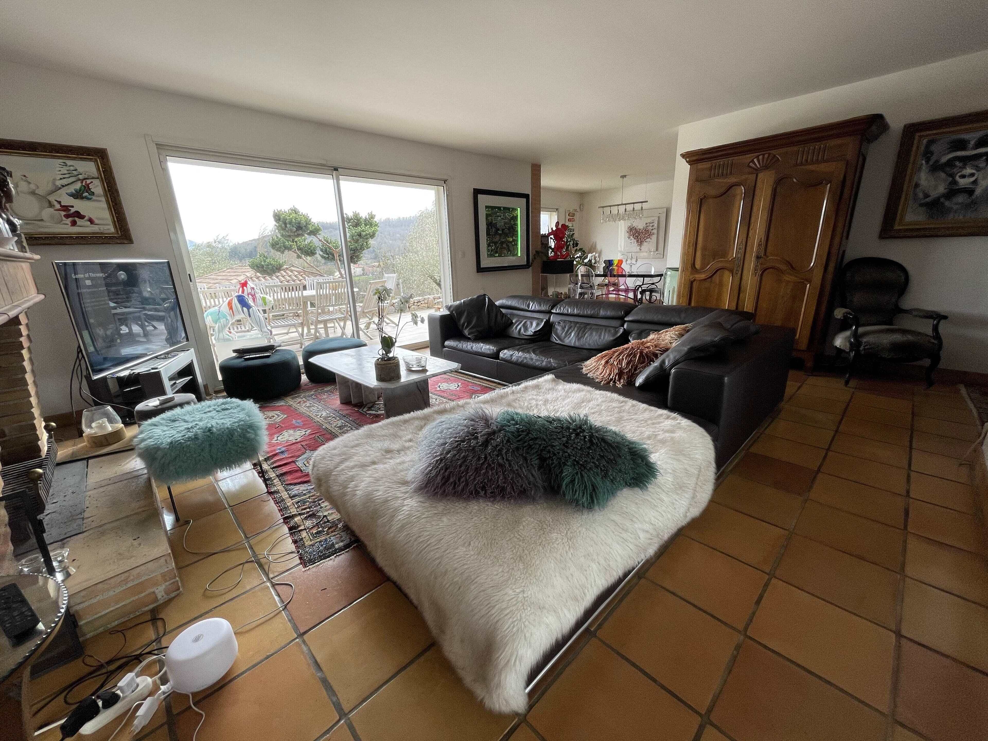 Tv, bordfodbold, bordtennisbord, bøger