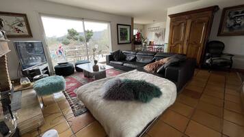 Tv, bordfodbold, bordtennisbord, bøger