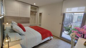 2 Schlafzimmer, Schreibtisch, Bügeleisen/Bügelbrett, Reisekinderbett