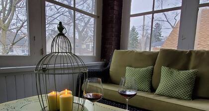 Located within walking distance from the Famous Niagara Falls and the atractions