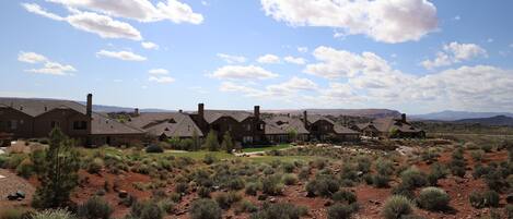 Una hilera de casas con un paisaje desértico al fondo.