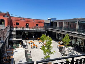 Outdoor dining - The Kentucky Mule-Huge 1BR / Stay Nulu Marketplace (Louisville)