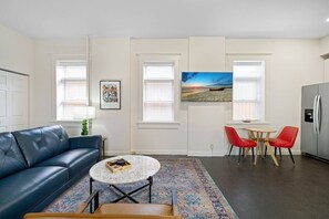 TV - The Kentucky Mule-Huge 1BR / Stay Nulu Marketplace (Louisville)