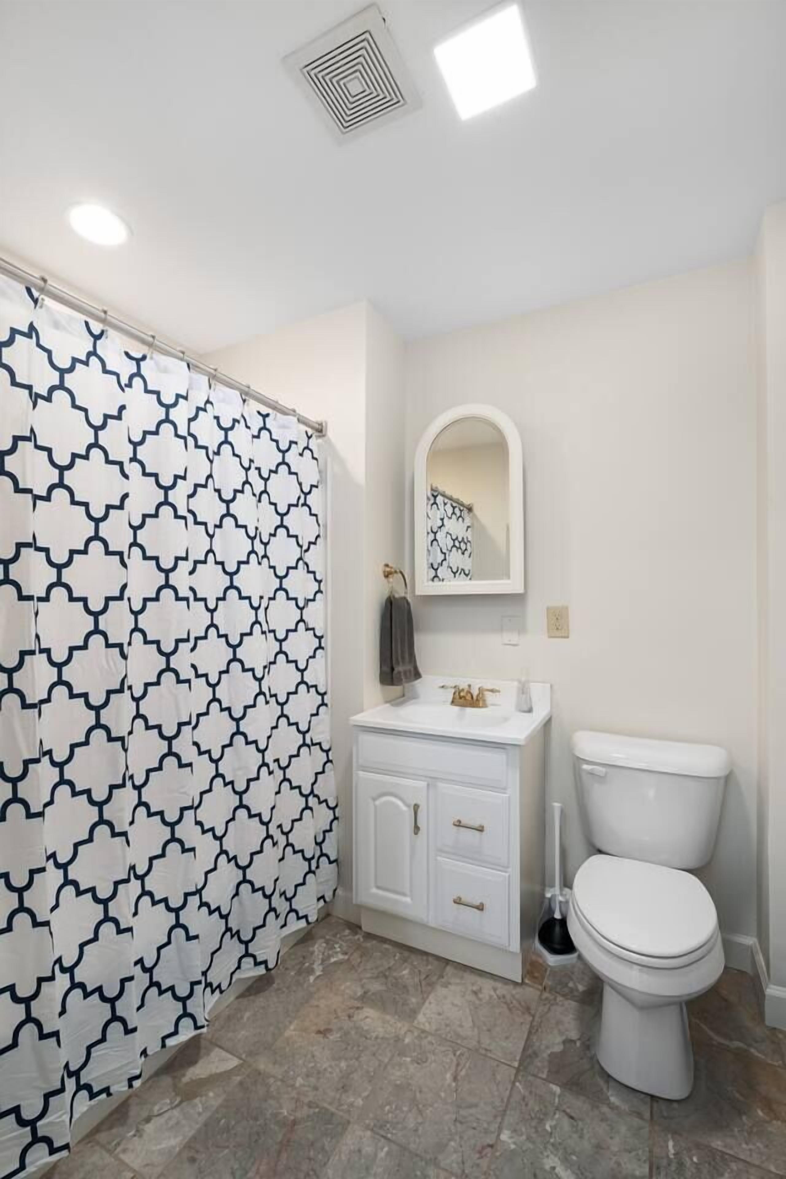 Dusj, hårføner og håndklær