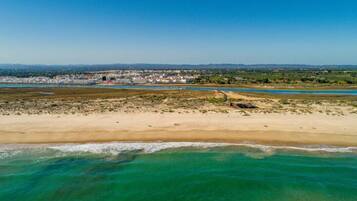 Vlak bij het strand, ligstoelen aan het strand