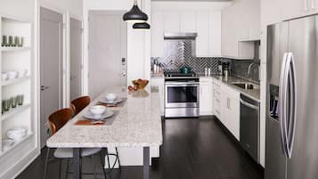 Apartment, 1 Bedroom, Non Smoking, Pool Access | Private kitchen