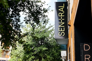 Exterior - Sentral East Austin at 1614 E. Sixth (Austin)
