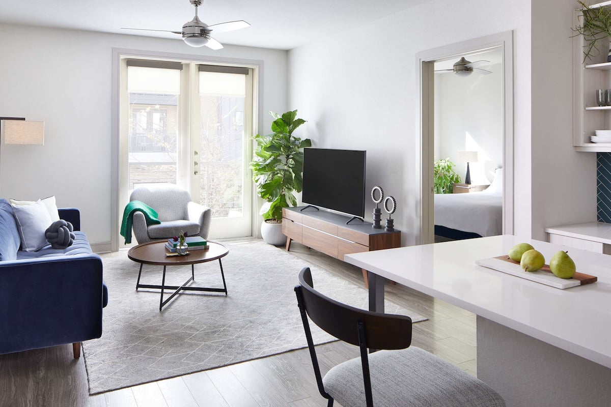 2 camere, con arredamento individuale, una scrivania