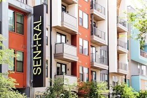 Exterior - Sentral East Austin at 1614 E. Sixth (Austin)