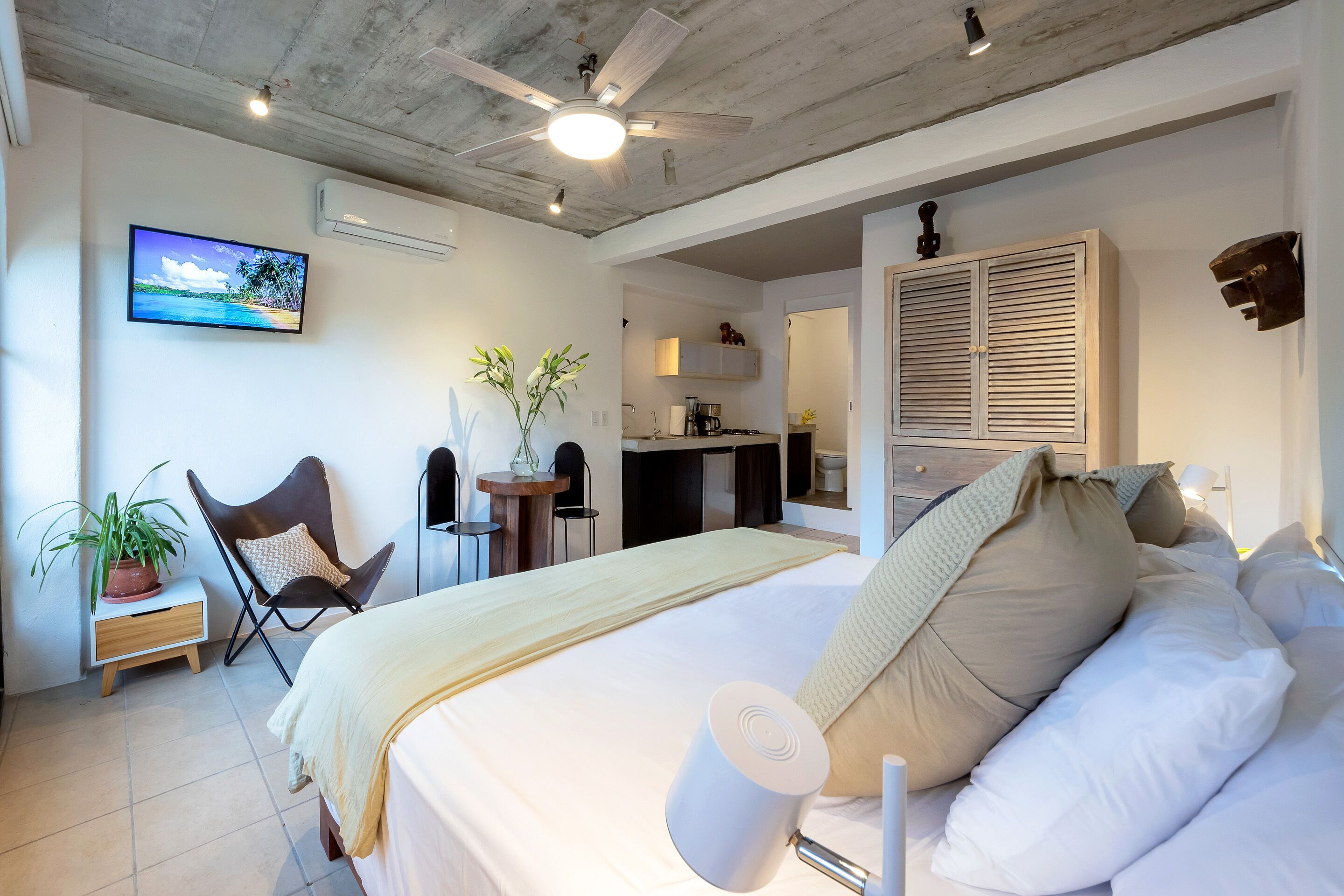 1 chambre, coffre-fort, fer et planche à repasser