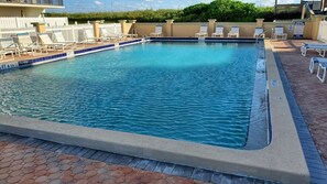 Een buitenzwembad en een verwarmd zwembad