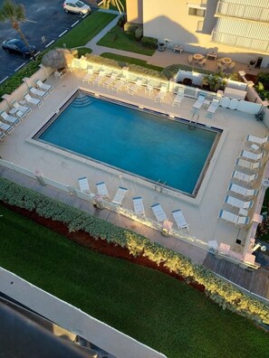 Utendørsbasseng og et oppvarmet basseng