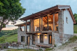 Exterior - Views of the Picos de Europa in a house designed for all seasons (Cangas de Onís)