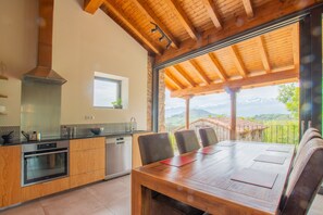 Fridge, microwave, oven, stovetop - Views of the Picos de Europa in a house designed for all seasons (Cangas de Onís)