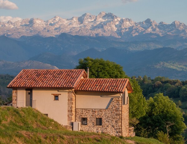 Exterior - Views of the Picos de Europa in a house designed for all seasons (Cangas de Onís)