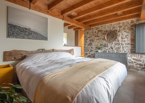 3 habitaciones, tabla de planchar con plancha y cuna de viaje 