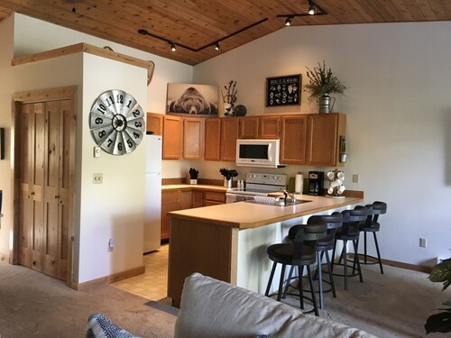 Great Location! Pool, spa and only minutes to Meadow Village