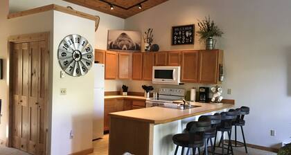 Great Location! Pool, spa and only minutes to Meadow Village