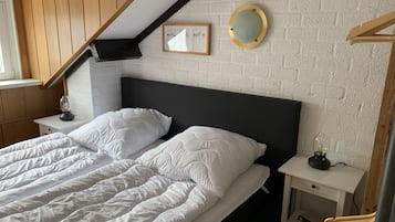 2 slaapkamers, reisbedje