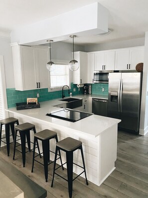 Frigorifero, microonde, forno, piano cottura