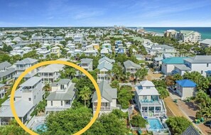 Ein Küstenwohngebiet mit Häusern, einem Pool und Blick aufs Meer.