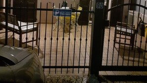 Een omheind gebied met een bord waarop reserveringsplaatsen staan aangegeven.