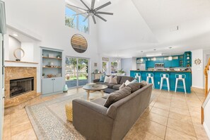 Smart TV, fireplace, video games, DVD player - 7BD, Heated Pool&Spa, Walk to Beach, PutPut, Golf Cart, 10 min. to Downtown! (St. Augustine)