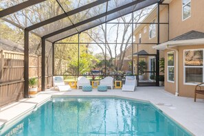 Alberca al aire libre y alberca climatizada