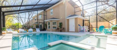 Una piscina al aire libre, una piscina climatizada