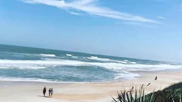 Playa en los alrededores, camastros y toallas de playa