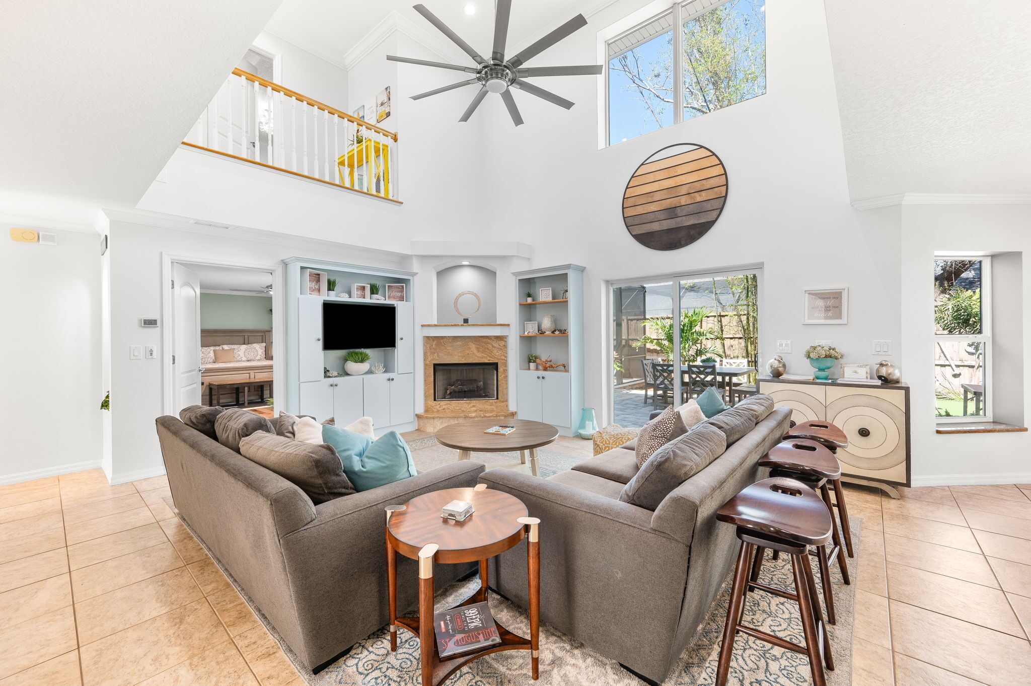 TV connectée, cheminée, jeux vidéo, lecteur de DVD