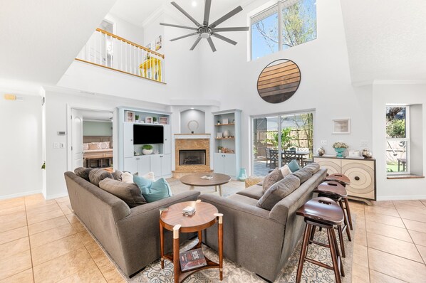 TV connectée, cheminée, jeux vidéo, lecteur de DVD