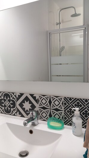 Douche, sèche-cheveux, papier toilette