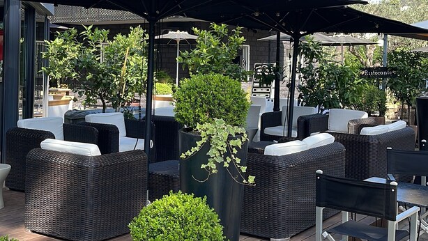 An outdoor seating area with wicker furniture and potted plants. - Casa Major Hotel & Appartamenti Cervia (Cervia)