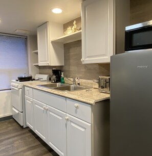Fridge, microwave, oven, stovetop - Convenient downtown location to Seattle attractions #4 (Seattle)