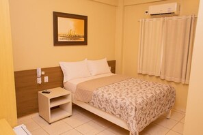 Escritorio, espacio para trabajar con laptop y wifi gratis