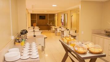 Café da manhã self-service grátis todos os dias