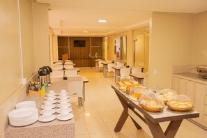 Desayuno de autoservicio incluido todos los días