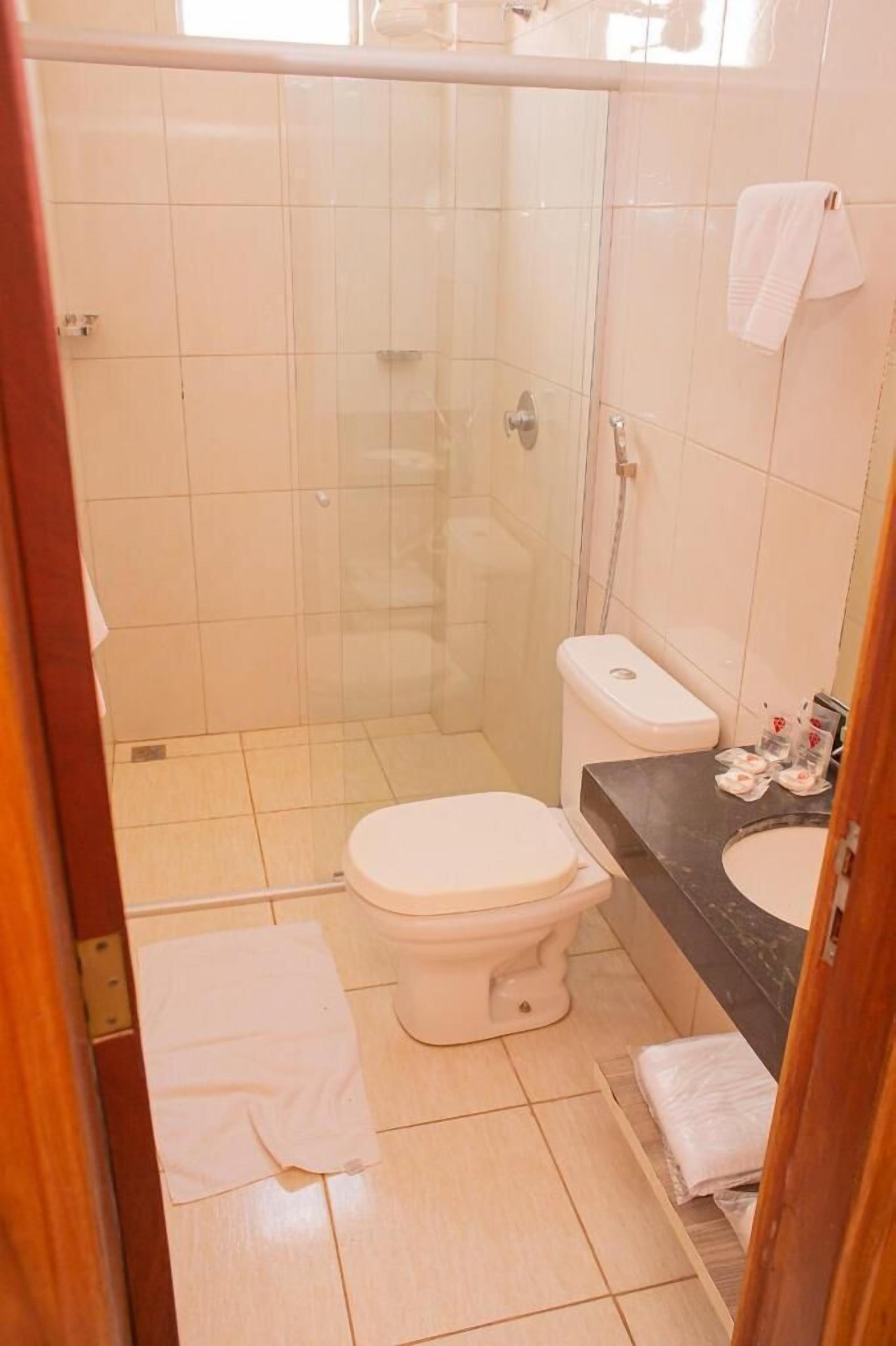 Chuveiro, produtos de toalete grátis, toalhas de banho 