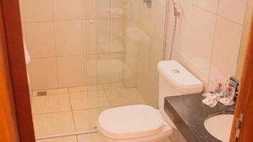 Chuveiro, produtos de toalete grátis, toalhas de banho