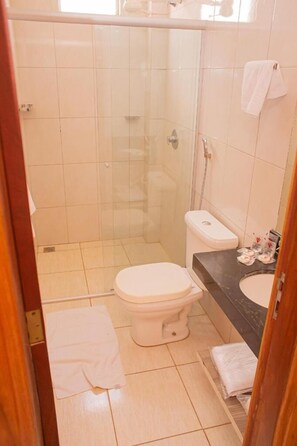 Ducha, artículos de tocador gratuitos, toallas