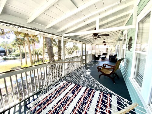 4th Block West End, hear the waves!