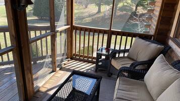 Een televisie, een dvd-speler, een filmbibliotheek en een stereo