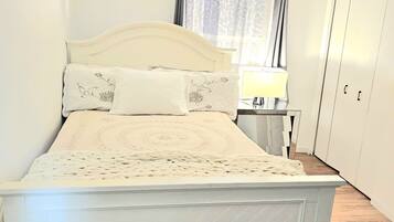 3 bedrooms, desk, iron/ironing board, free WiFi