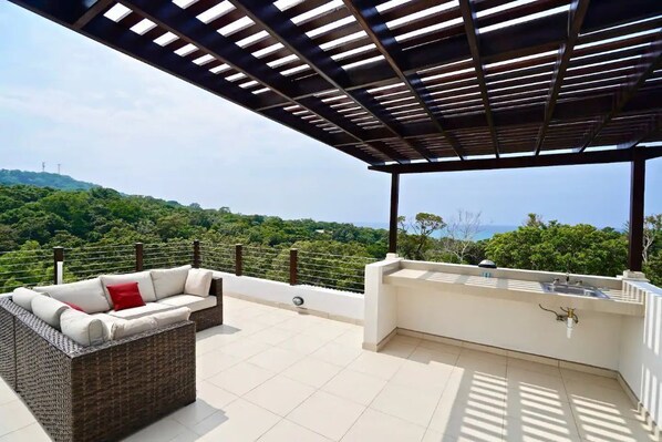 Property grounds - Family Paradise w/pool, Beach (Roatan)