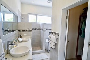 Badewanne, Regendusche, Haartrockner, Handtücher